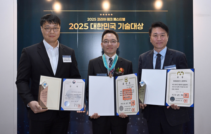 현대자동차∙기아가 2025 대한민국 기술 대상에서 세 개 부문을 수상하며 산업 기술 발전에 기여한 공로를 인정받았다. (왼쪽부터) 윤주영 현대차·기아 관절로보틱스팀 팀장(장관상), 오종한 현대차·기아 차량제어개발센터장 상무(동탑산업훈장), 홍승현 현대차·기아 기초소재연구센터장 상무(대통령상) 등 수상자들이 기념 촬영을 하고 있다./사진=현대차기아