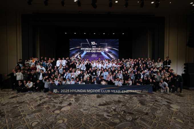 지난 13일부터 14일까지 1박 2일 동안 열린 ‘현대모터클럽’ 출범 10주년 행사에서 참가자들이 기념 촬영을 하고 있다. /사진=현대자동차