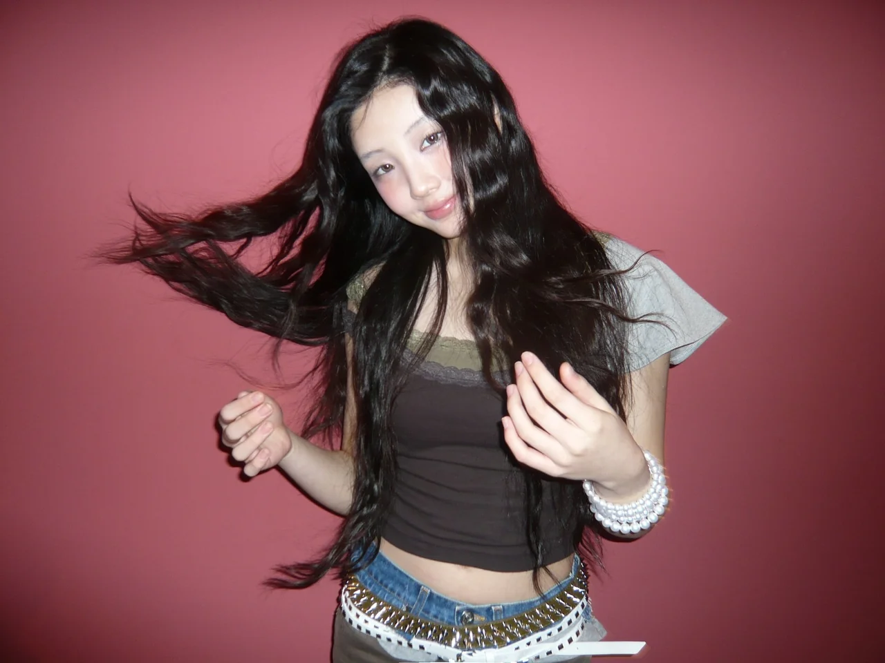 元気いっぱい！ILLITのウォンヒがY2Kスタイルを披露♡