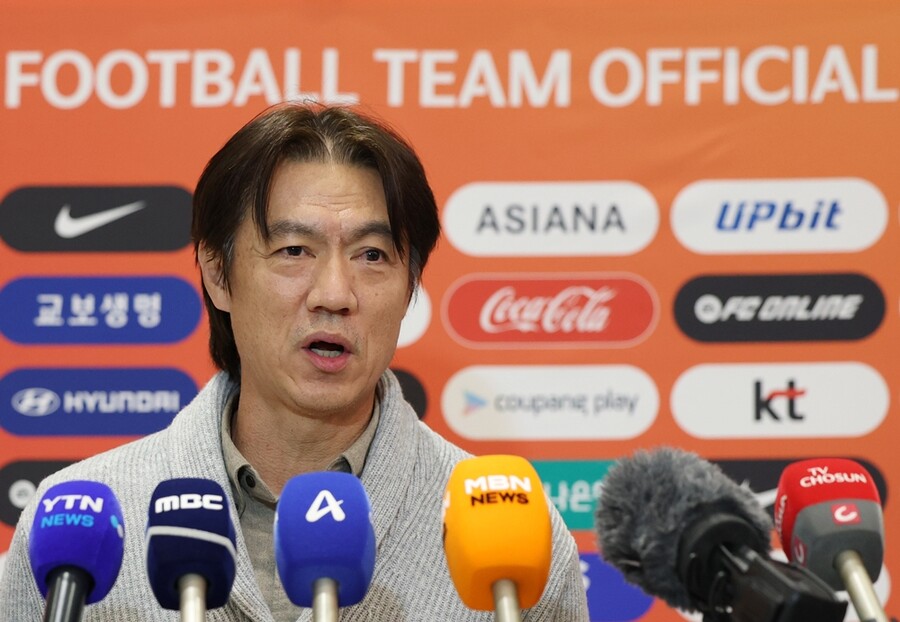 ▲ 국제축구연맹(FIFA) 2026 북중미 월드컵에 나서는 홍명보 축구대표팀 감독이 월드컵 조 추첨식 참석과 베이스캠프 답사를 마치고 12일 인천국제공항을 통해 귀국한 뒤 취재진과 인터뷰를 하고 있다. ⓒ연합뉴스