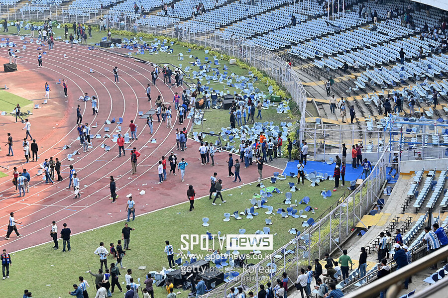 ▲ 당초 계획보다 훨씬 일찍 스타디움을 떠난 메시 때문에 화가 폭발한 인도 축구팬들은 바리케이드를 부수고 경기장 안으로 난입해 임시 구조물들을 파손했다. 첫날은 실패에 가까웠지만, 2일 차는 교훈 위에서 재정비된 일정이었다. 메시의 인도 투어는 난동과 논란을 지나 최소한 예정된 궤도 위로는 다시 올라섰다.