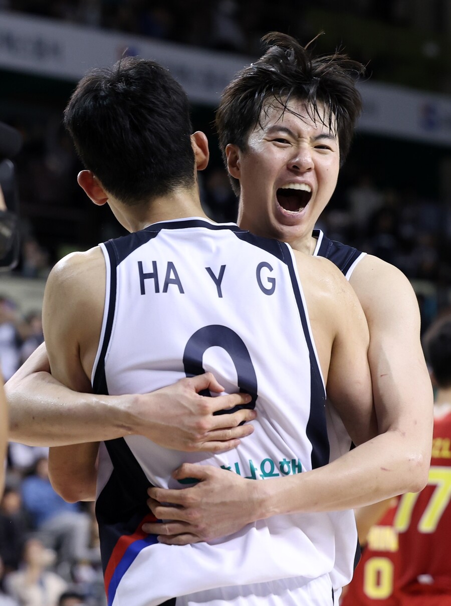 ▲ 1일 강원 원주 DB프로미 아레나에서 열린 2027 국제농구연맹(FIBA) 월드컵 아시아 예선 1라운드 B조 2차전 한국과 중국의 경기. 한국 이현중이 승리를 확정지은 뒤 환호하고 있다.  ⓒ연합뉴스
