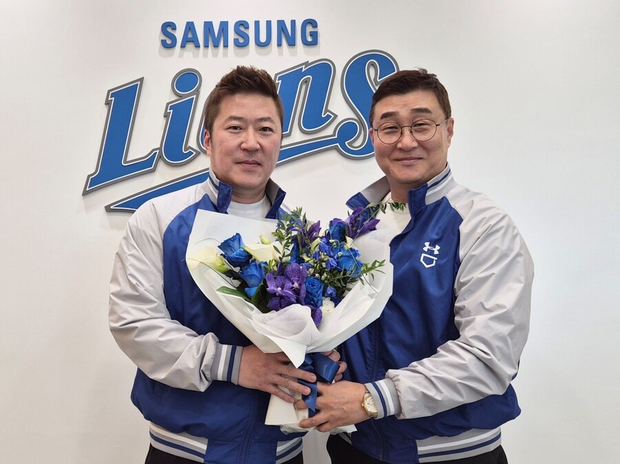 ▲ 왼쪽부터 최형우, 이종열 단장 ⓒ삼성 라이온즈