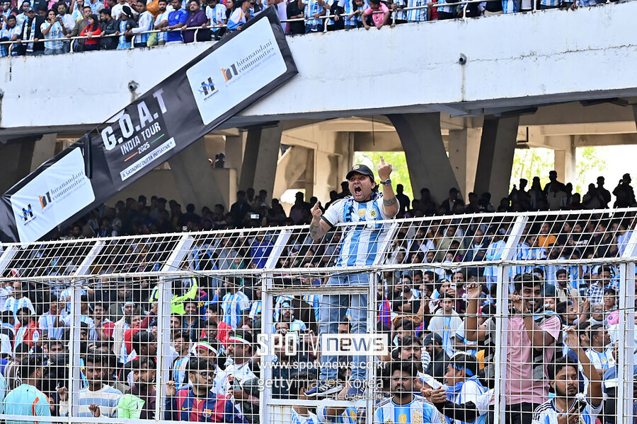 ▲ 당초 계획보다 훨씬 일찍 스타디움을 떠난 메시 때문에 화가 폭발한 인도 축구팬들은 바리케이드를 부수고 경기장 안으로 난입해 임시 구조물들을 파손했다. 첫날은 실패에 가까웠지만, 2일 차는 교훈 위에서 재정비된 일정이었다. 메시의 인도 투어는 난동과 논란을 지나 최소한 예정된 궤도 위로는 다시 올라섰다.
