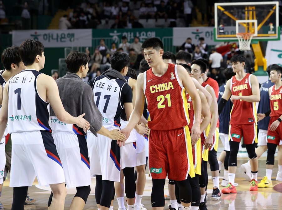 ▲ 1일 강원 원주 DB프로미 아레나에서 열린 2027 국제농구연맹(FIBA) 월드컵 아시아 예선 1라운드 B조 2차전 한국과 중국의 경기. 양 팀 선수들이 경기가 끝난 뒤 서로 인사하고 있다. ⓒ연합뉴스