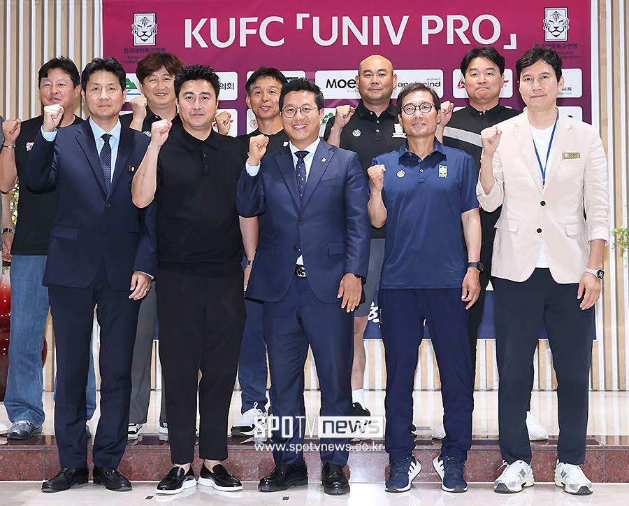 ▲ 홍연기 한국대학축구연맹 자문위원 박종관 한국대학축구연맹 전무이사 오해종 대학대표팀 U21&22 상비군 감독 박영우 대학대표팀 U19&20 상비군 감독 박준호 한국대학축구연맹 부회장 안정환 총괄 디렉터 박한동 한국대학축구연맹 회장 김상호 한국대학축구연맹 기술위원장 박충균 한국대학축구연맹 상벌이사 ⓒ곽혜미 기