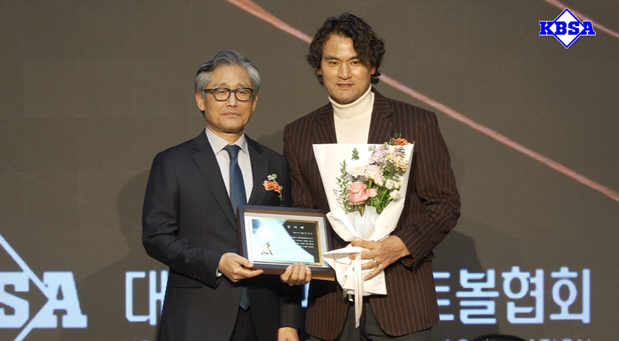 ▲ KBSA 양해영 회장과 박찬호 팀61 대표.