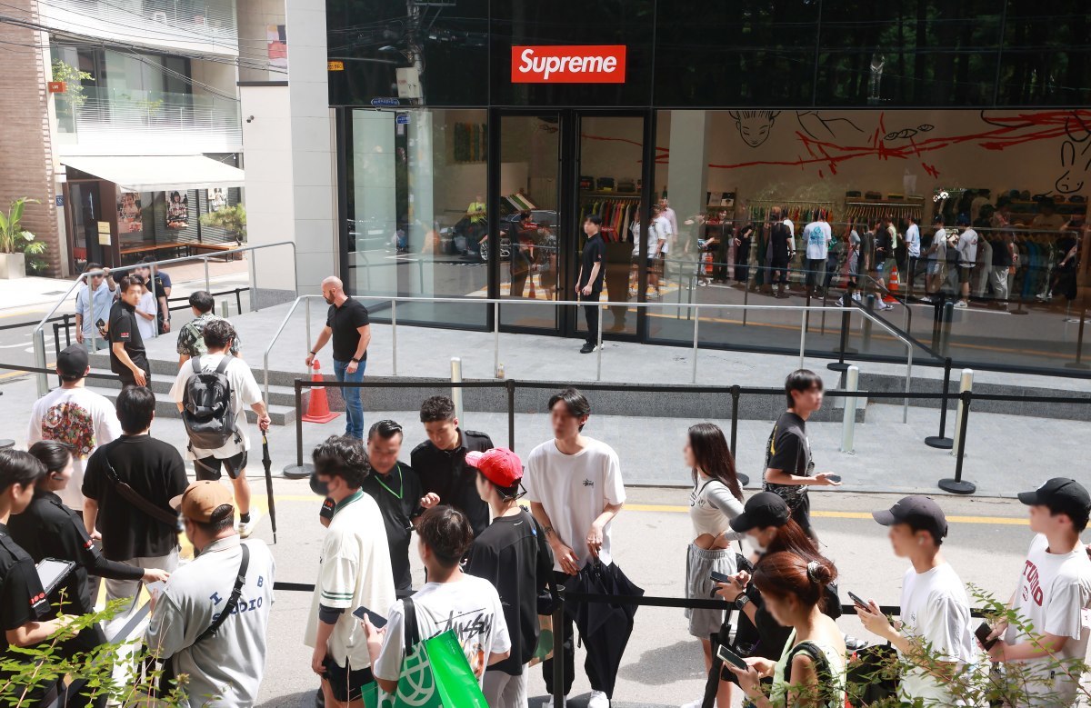 Supreme in Paris / Yonhap News