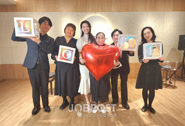 빈하영 2025 크리스마스 콘서트 ‘Happy Birthday to Jesus’를 마친 뒤 출연진들이 한자리에 모여 기념촬영을 하고 있다. 무대를 가득 채운 음악의 여운 속에서 모두가 따뜻한 미소를 나누고 있다. 좌측부터 바리톤 강승재, 메조소프라노 차혜원, 빈하영, 구두할머니, 테너 전병운, 소프라노 홍소영.[사진=양동주 기자]