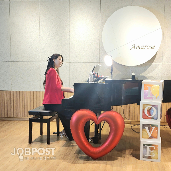 빈하영이 25일 오후 서울 아마로즈아트홀에서 열린 ‘2025 크리스마스 콘서트 Happy Birthday to Jesus’에서 피아노 연주와 노래로 성탄의 의미를 전하고 있다.[사진=양동주 기자]