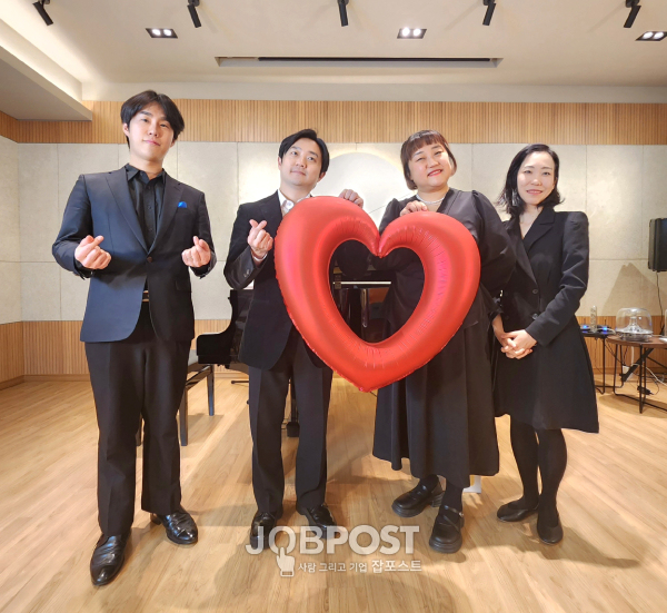 팝페라팀 퓨전캔디가 25일 오후 서울 아마로즈아트홀에서 열린 ‘빈하영 2025 크리스마스 콘서트 Happy Birthday to Jesus’를 마친 뒤 기념촬영을 하고 있다. 좌측부터 바리톤 강승재, 테너 전병운, 메조소프라노 차혜원, 소프라노 홍소영. 멤버들은 하트 포즈와 환한 미소로 성탄의 기쁨과 감사의 마음을 전하고 있다.[사진=양동주 기자]