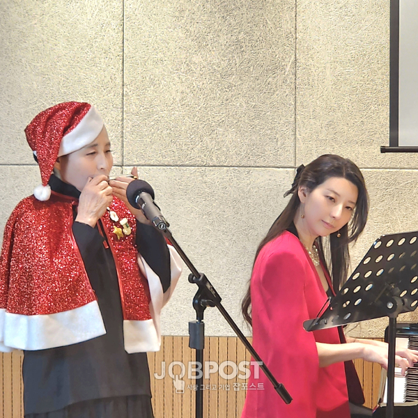 하모니카 연주자 구두할머니(빈하영의 모친)와 피아니스트 빈하영이 25일 오후 서울 아마로즈아트홀에서 열린 '빈하영 2025 크리스마스 콘서트 Happy Birthday to Jesus'에서 함께 합동 연주를 선보이고 있다.[사진=양동주 기자]