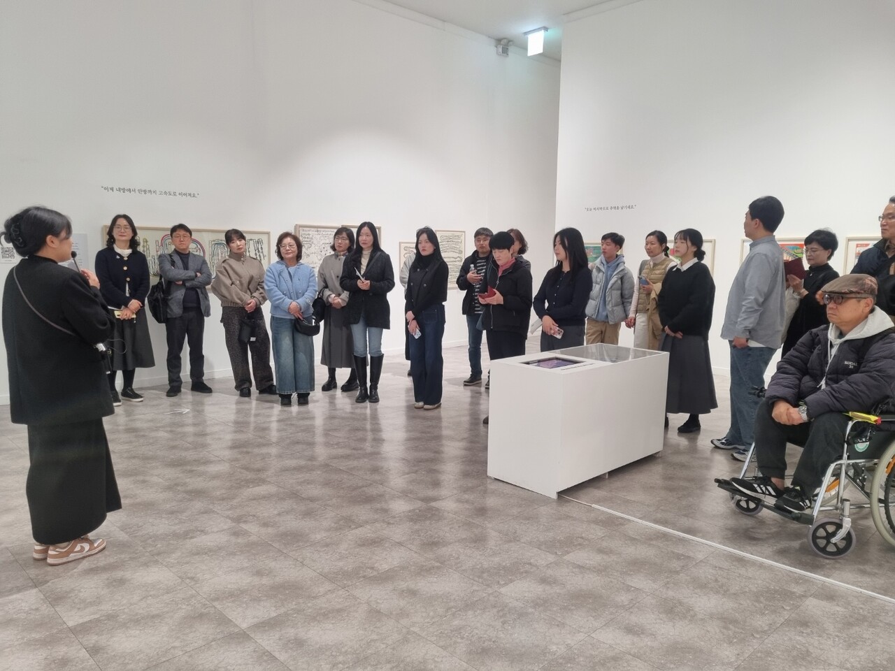 프리 도슨트를 진행 중인 진주시립이성자미술관 김보아 학예연구사 [사진=진주시립이성자미술관]