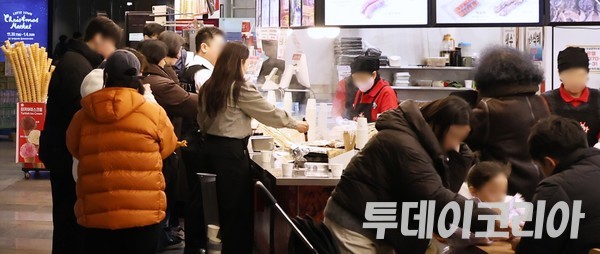 ▲ 서울 거리에서 시민들이 발걸음을 옮기고 있다. 사진=투데이코리아