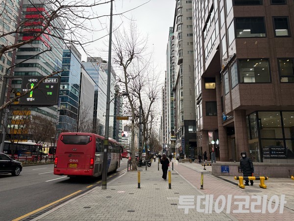▲ 서울 시내에서 시민들이 발걸음을 옮기고 있다. 사진=투데이코리아
