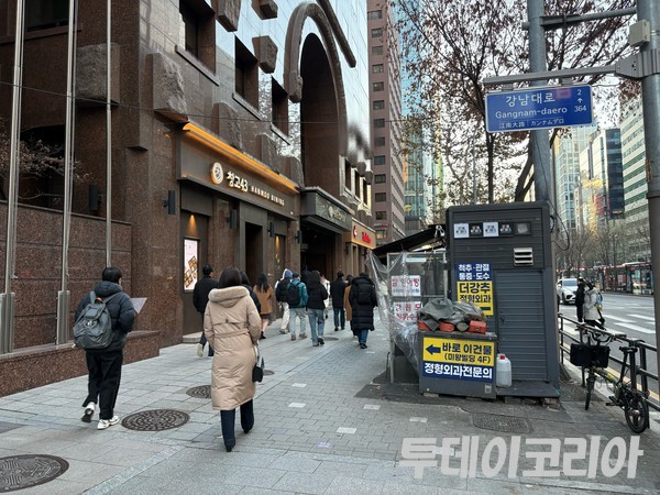 ▲ 서울 시내에서 시민들이 발걸음을 옮기고 있다. 사진=투데이코리아