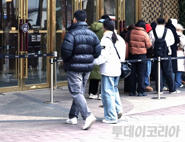 ▲ 서울 시내에서 시민들이 추위를 피해 실내로 발걸음을 옮기고 있다. 사진=투데이코리아