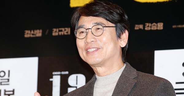유시민 전 보건복지부 장관이 2024년 3월20일 오후 서울 용산구 CGV용산아이파크몰에서 열린 영화 '1980' VIP시사회에 참석해 포즈를 취하고 있다. '1980'은 서울의 봄이 오지 못한 파장으로 한 가족에게 들이닥치는 이야기를 담고 있다. ⓒ 뉴스1