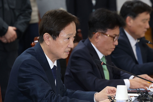 이찬진 금융감독원장이 10일 오후 서울 중구 명동 은행회관에서 금융지주회장들과 만나 발언하고 있다. ⓒ뉴스1