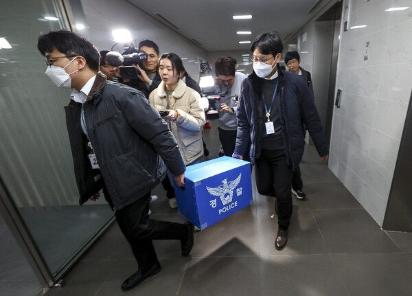 9일 오후 서울 송파구 쿠팡 본사 사무실에서 경찰들이 압수품을 옮기고 있다. ⓒ뉴스1 