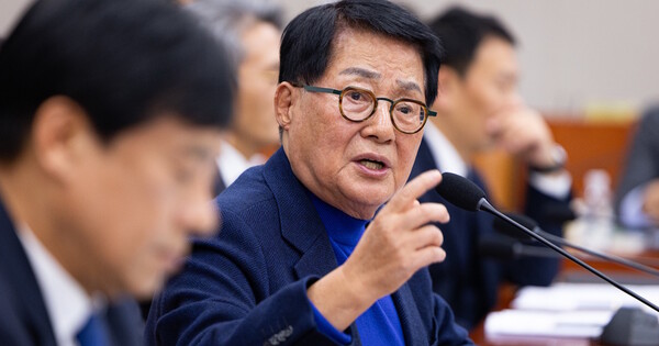 박지원 더불어민주당 의원이 2025년 11월26일 서울 여의도 국회에서 열린 제429회 국회(정기회) 법제사법위원회 제15차 전체회의에서 정성호 법무부 장관에게 질의하고 있다. ⓒ 뉴스1
