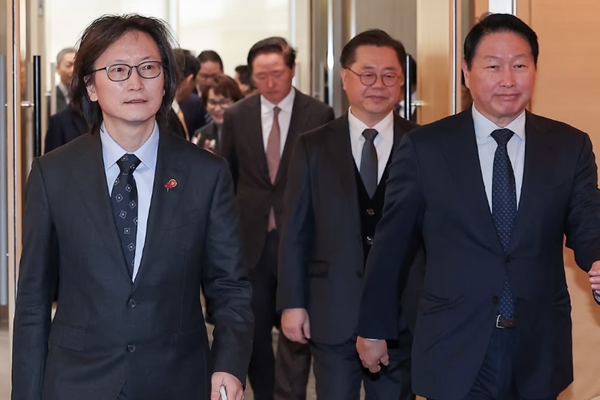 최태원 대한상공회의소 회장 겸 SK그룹 회장(오른쪽 첫 번째)이 주병기 공정거래위원장(왼쪽 첫 번째)과 18일 서울 중구 대한상공회의소에서 열린 공정거래위원장 초청 간담회에 참석하고 있다. ⓒ뉴스1 