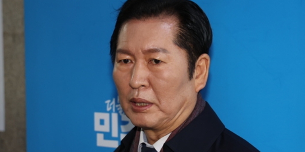 정청래 더불어민주당 대표가 30일 오전 국회 민주당대표실 앞에서 김병기 원내대표 사퇴와 관련한 입장을 밝히고 있다. ⓒ뉴스1