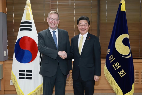이억원 금융위원장이 22일 오전 서울 종로구 정부서울청사에서 콜린 크룩스(Colin Crooks) 주한 영국대사와 만난 뒤 기념촬영을 하고 있다. ⓒ뉴스1