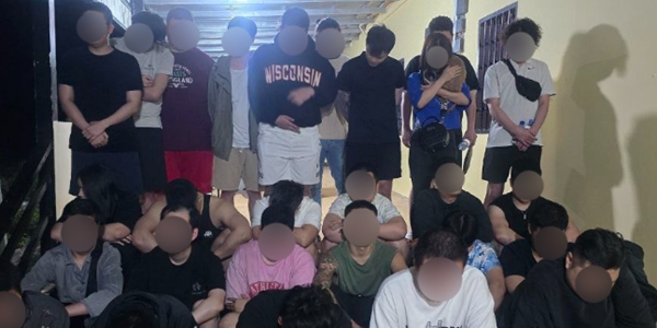 한국-캄보디아 '코리아 전담반'을 통해 검거된 범죄 혐의자들. ⓒ뉴스1