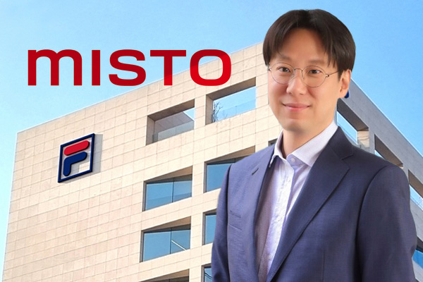 윤근창 미스토홀딩스 대표이사 사장은 지분 승계와 지배구조 단순화라는 이중의 과제를 안고 있다. ⓒ 그래픽 허프포스트코리아