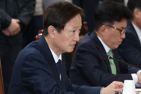 이찬진 금융감독원장이 10일 은행연합회 14층 중회의실에서 8개 금융지주 회장과 조용병 은행연합회장을 만난 자리에서 발언하고 있다. ⓒ뉴스1