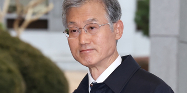 조희대 대법원장이 23일 서울 서초구 대법원으로 출근하면서 내란전담재판부 설치 법안에 대한 질문을 받고 있다. ⓒ뉴스1
