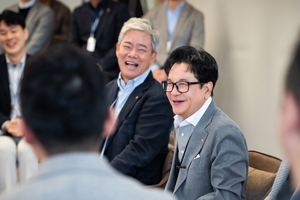 이재현 CJ그룹 회장(왼쪽 두번째)이 서울 종로구 CJ대한통운 본사를 찾아 임직원들과 자유로운 분위기에서 이야기를 나누고 있다. ⓒCJ그룹