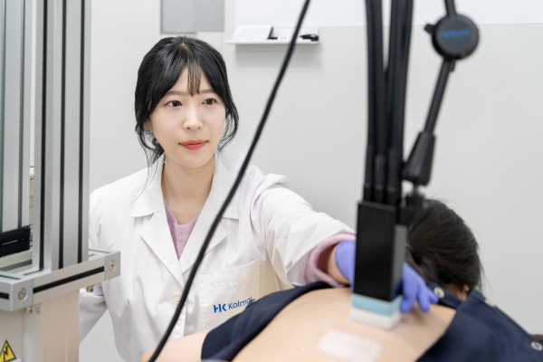 한국콜마 연구원이 자외선차단제 임상 평가 연구를 진행하고 있다. ⓒ 한국콜마
