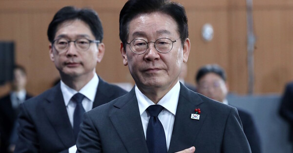 이재명 대통령이 5일 오후 충남 천안 한국기술교육대학교에서 열린 ‘충남의 마음을 담다’ 타운홀미팅 간담회 앞서 국기에 대한 경례를 하고 있다. ⓒ 뉴스1
