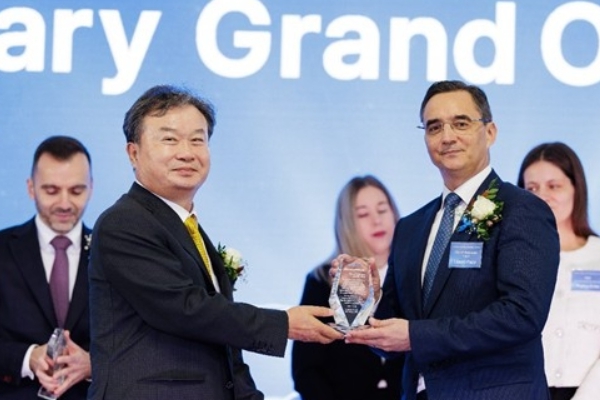 이동채 에코프로 상임고문(왼쪽)이 2025년 11월28일 헝가리 데브레첸에서 열린 양극재 공장 준공식에서 헝가리 정부에 감사패를 전달하고 있다. ⓒ에코프로