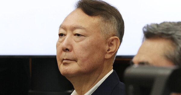 윤석열 전 대통령이 2025년 9월26일 서울 서초구 서초동 서울중앙지법에서 열린 특수공무집행방해 혐의 재판에 출석해 자리하고 있다. ⓒ 뉴스1