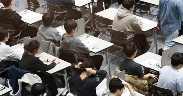  2026학년도 수시모집 논술시험(수리형)에서 수험생들이 시험을 준비하고 있다. ⓒ뉴스1