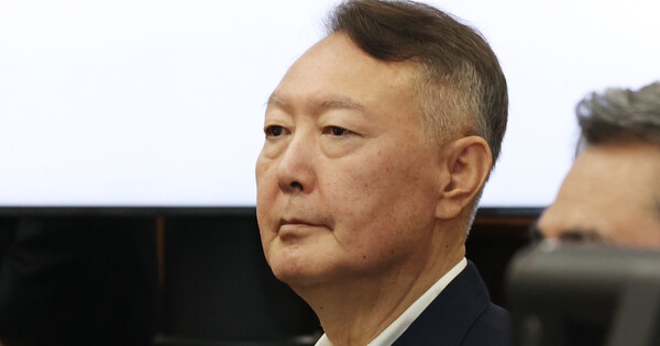 윤석열 전 대통령이 2025년 9월26일 서울 서초동 서울중앙지법에서 열린 특수공무집행방해 혐의 재판에 출석해 자리하고 있다. ⓒ 뉴스1