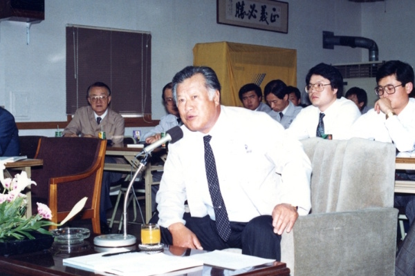 장상태 동국제강 명예회장이 동국제강 TQC경진대회를 참관하는 모습. ⓒ 동국제강