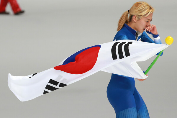 김보름이 2018 평창동계올림픽 스피드 스케이팅 여자 매스스타트 결승 경기에서 은메달을 차지하고 태극기 세리머니를 펼치고 있다. ⓒ뉴스1 