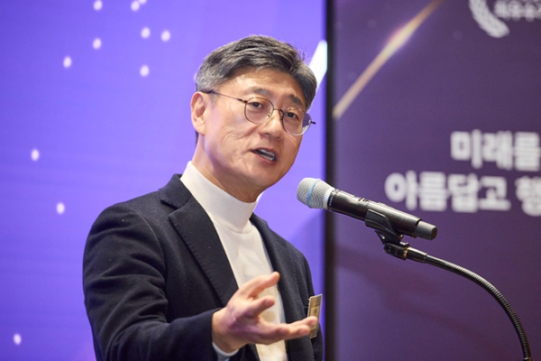 SK텔레콤이 30일 '독자 AI 파운데이션 모델 프로젝트 1차 발표회'에서 초거대 AI 모델을 발표한다. 사진은 정재헌 SK텔레콤 사장. ⓒSK텔레콤