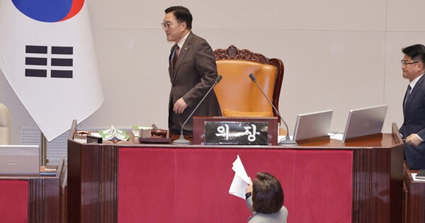 나경원 국민의힘 의원이 9일 국회 본회의에서 우원식 국회의장이 정회를 선포하자 항의하고 있다. ⓒ뉴스1