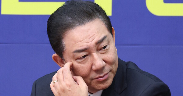 김병기 더불어민주당 원내대표가 2025년 12월24일 국회에서 열린 최고위원회의에서 생각에 잠겨 있다. ⓒ 뉴스1