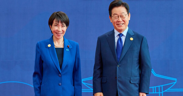 이재명 대통령이 2025년 10월31일 경북 경주화백컨벤션센터(HICO)에서 열린 2025 아시아태평양경제협력체(APEC) 정상회의에서 다카이치 사나에 일본 총리를 맞이하고 있다. ⓒ 대통령실