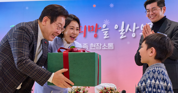 이재명 대통령이 선물을 전하고 있다. ⓒ뉴스1