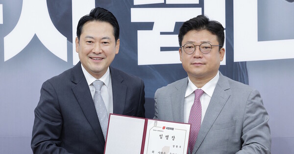 장동혁 국민의힘 대표(왼쪽)가 2025년 9월18일 오전 국회에서 열린 주요당직자 임명장 수여식에서 강명구 조직부총장에게 임명장을 수여하고 있다. ⓒ뉴스1