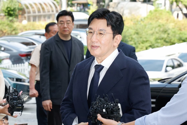 방시혁 하이브 의장이 9월15일 오전 자본시장법 위반 혐의(사기적 부정거래) 관련 조사를 받기 위해 마포구 서울경찰청 금융범죄수사대에 출석하며 기자들의 질문에 대답하고 있다. ⓒ뉴스1