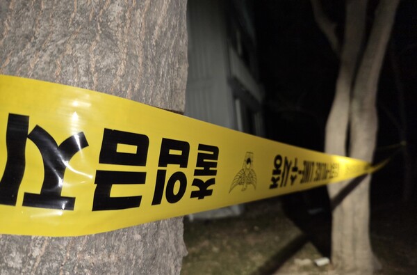 11일 오후 경기 용인시 기흥구 한 아파트 화단에 폴리스라인이 쳐져 있다. ⓒ뉴스1 