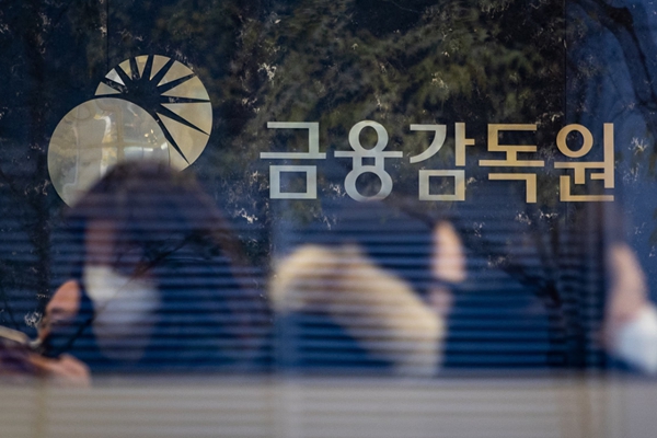 금융감독원은 최근 신한은행, SC제일은행, 우리은행, 수협은행 등 4곳의 은행에 전자금융거래 안정성 확보 의무 위반을 근거로 모두 2억4600만 원의 과태료를 부과했다. 
